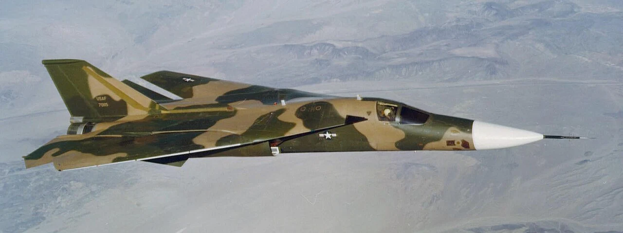 飛行するアメリカ空軍のF-111戦闘爆撃機