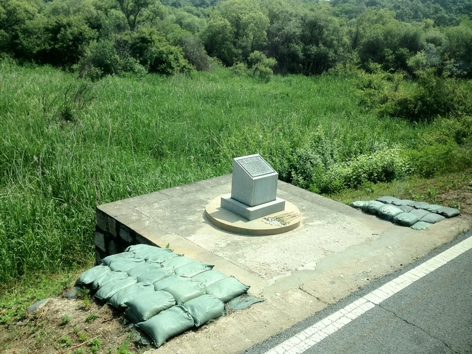 帰らざる橋に近い斧事件現場を示す写真