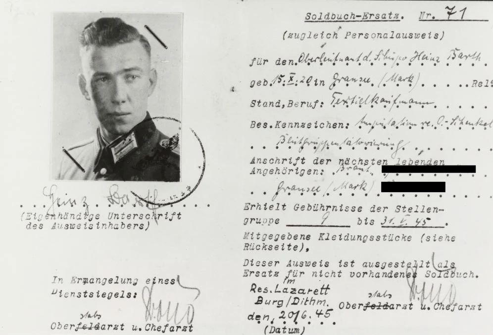 Heinz Barthの軍用身分証と写真が並ぶ史料