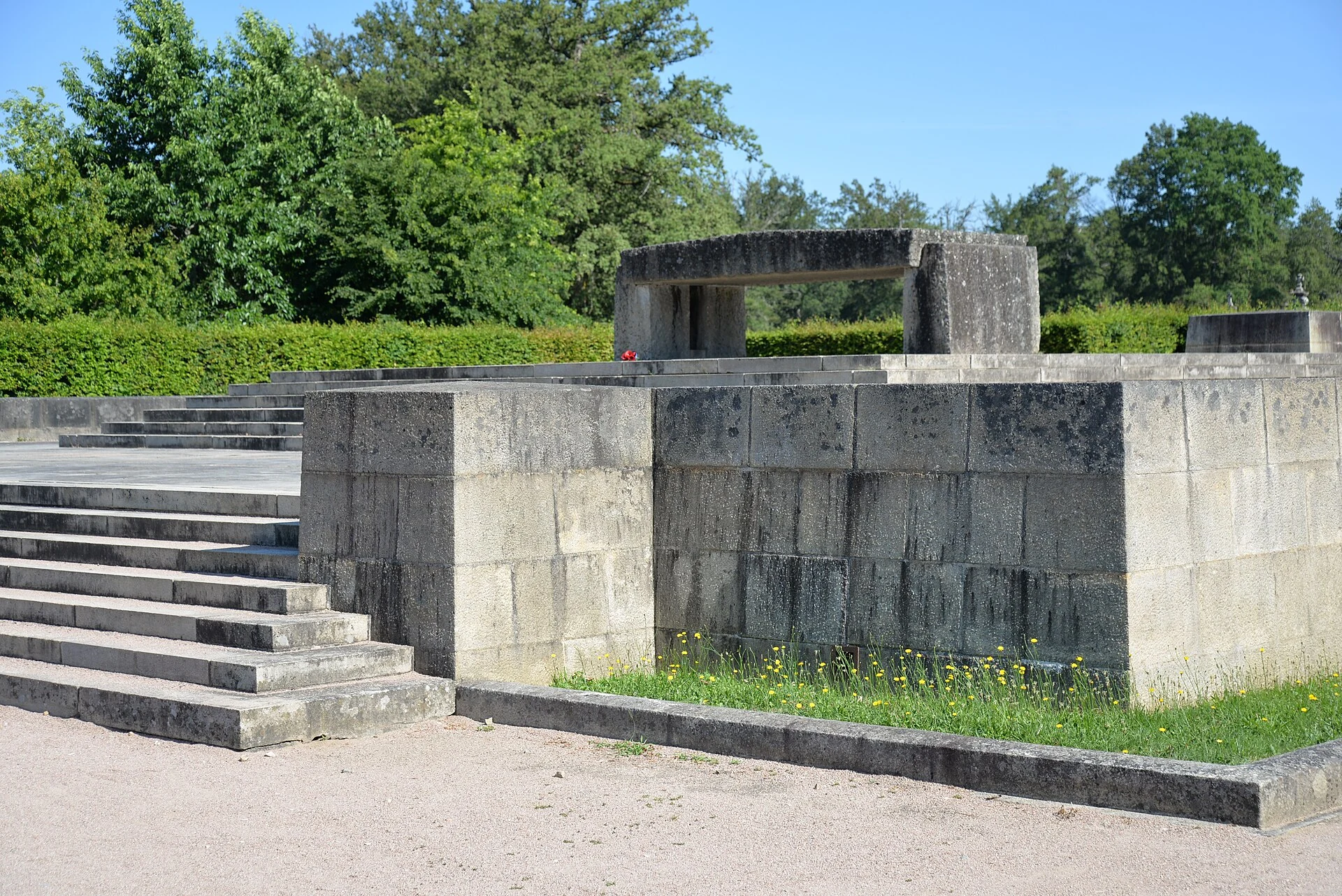 オラドゥール旧村の近くに建てられた石造の戦後記念施設