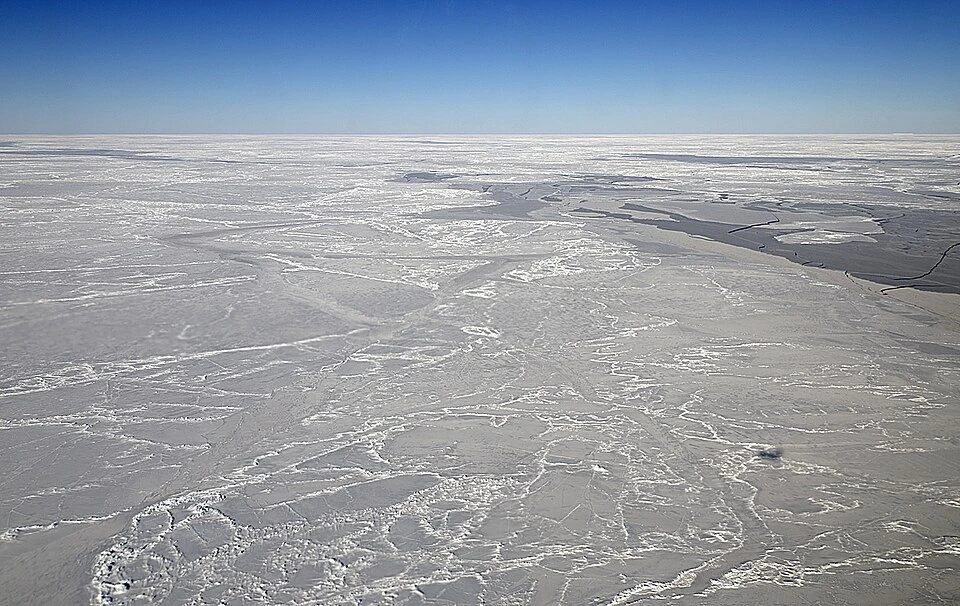 ウェッデル海の海氷上でCryoSat観測を行う調査風景