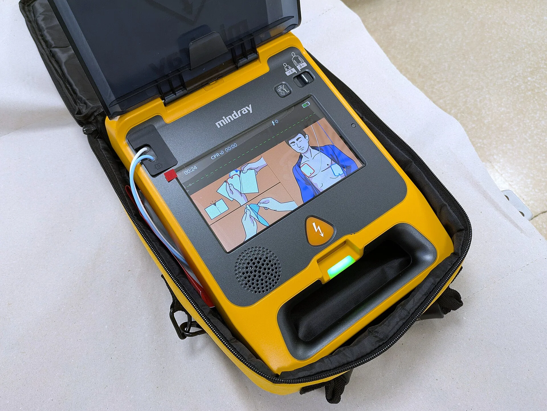 画面付きの自動体外式除細動器AED