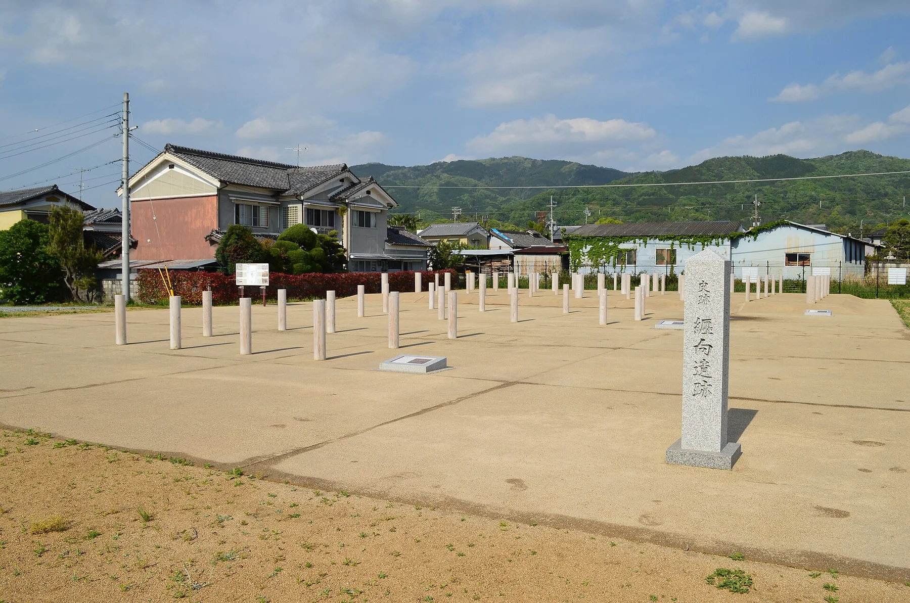 纒向遺跡の複数建物跡の配置を示す現地表示