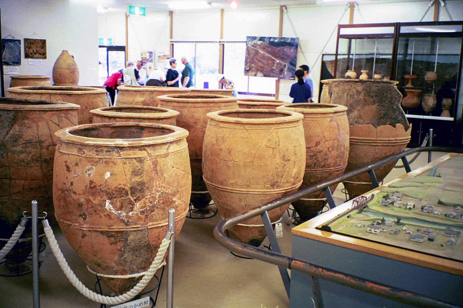 吉野ヶ里遺跡に展示された弥生時代の甕棺墓群