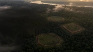 アマゾンの森林上空から見える幾何学的な土塁とアキリー文明の復元イメージ