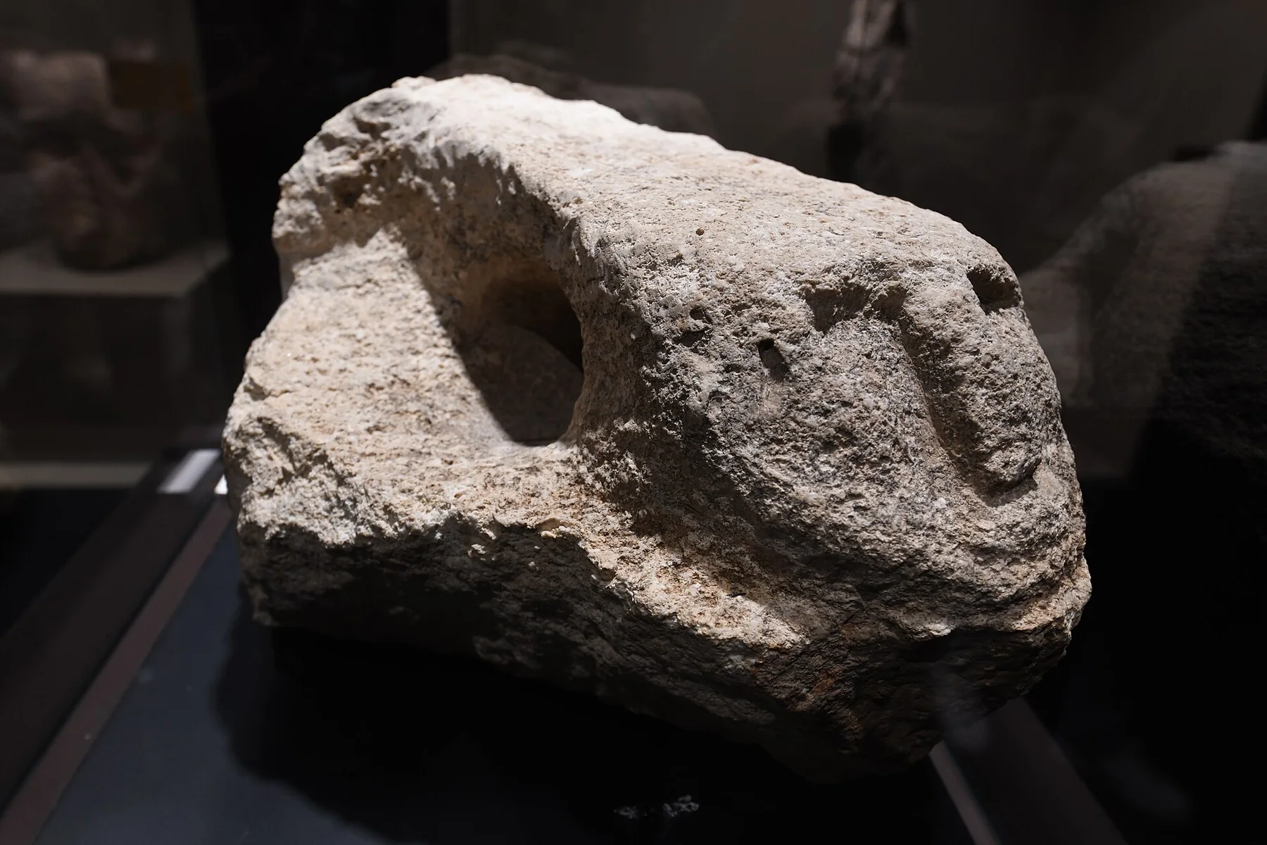 カラハン・テペ出土の人面を持つT字形石柱断片