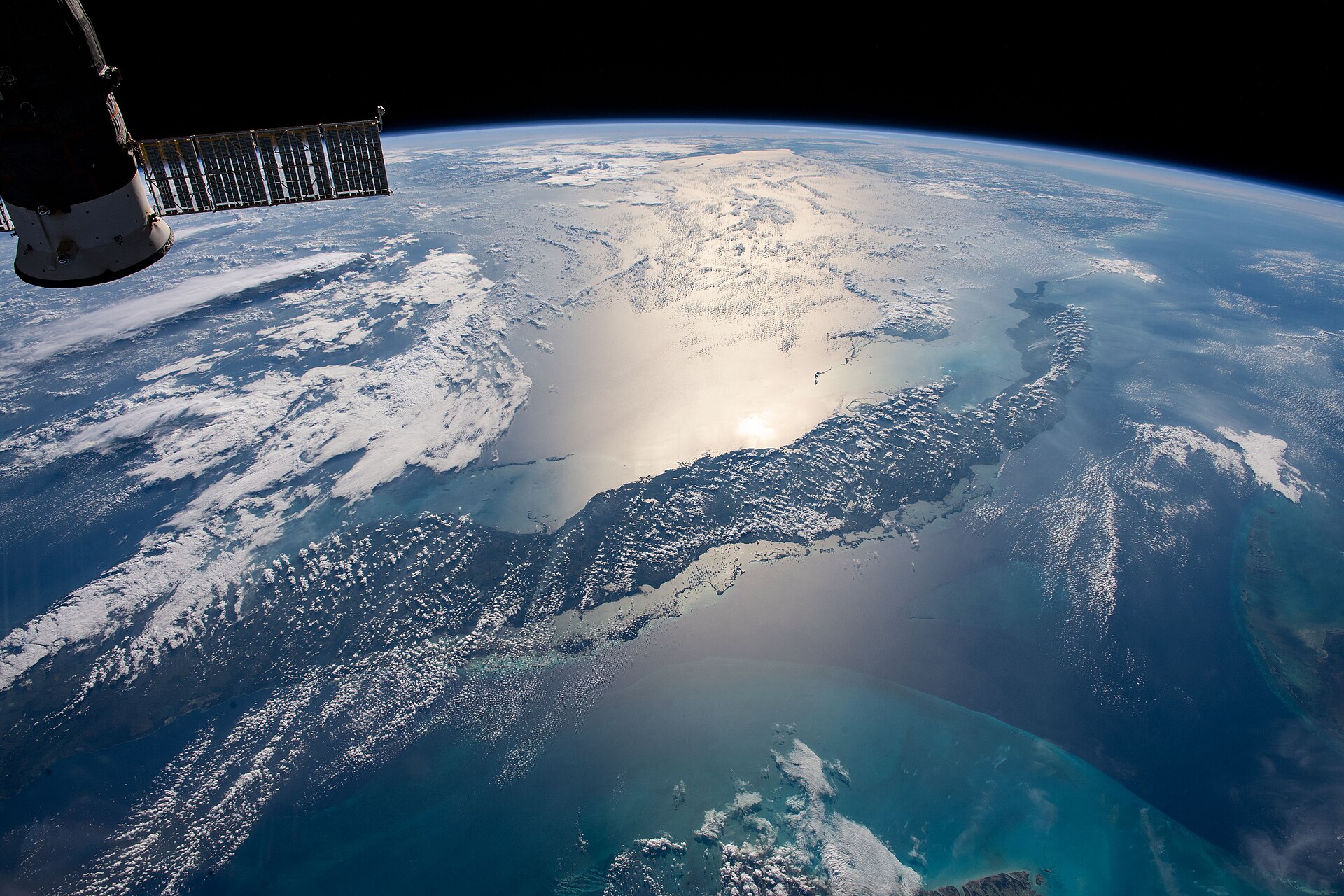 国際宇宙ステーションから南西を望む。キューバとカリブ海に日の光が反射する