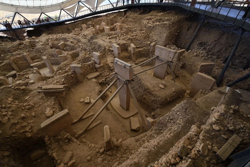 ギョベクリ・テペD建物の現地写真。円形の壁と周囲の柱、その中央の大きな二本を見比べる。