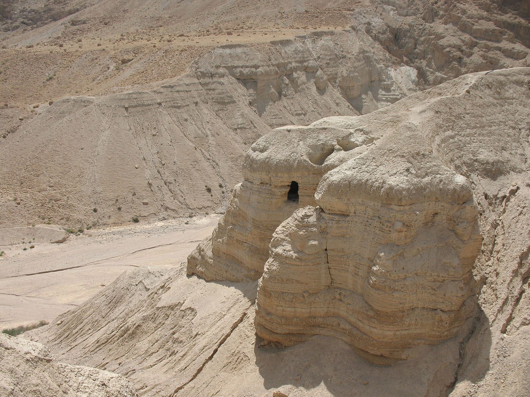 クムランの断崖に開いた洞窟群