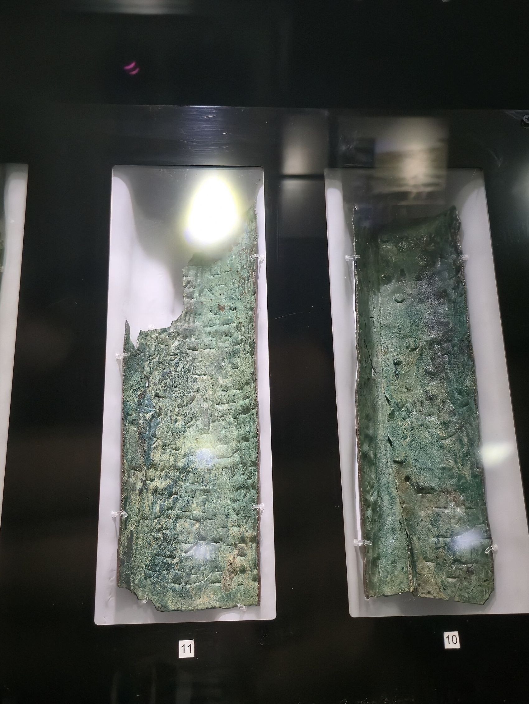 緑青に覆われた銅の巻物の断片
