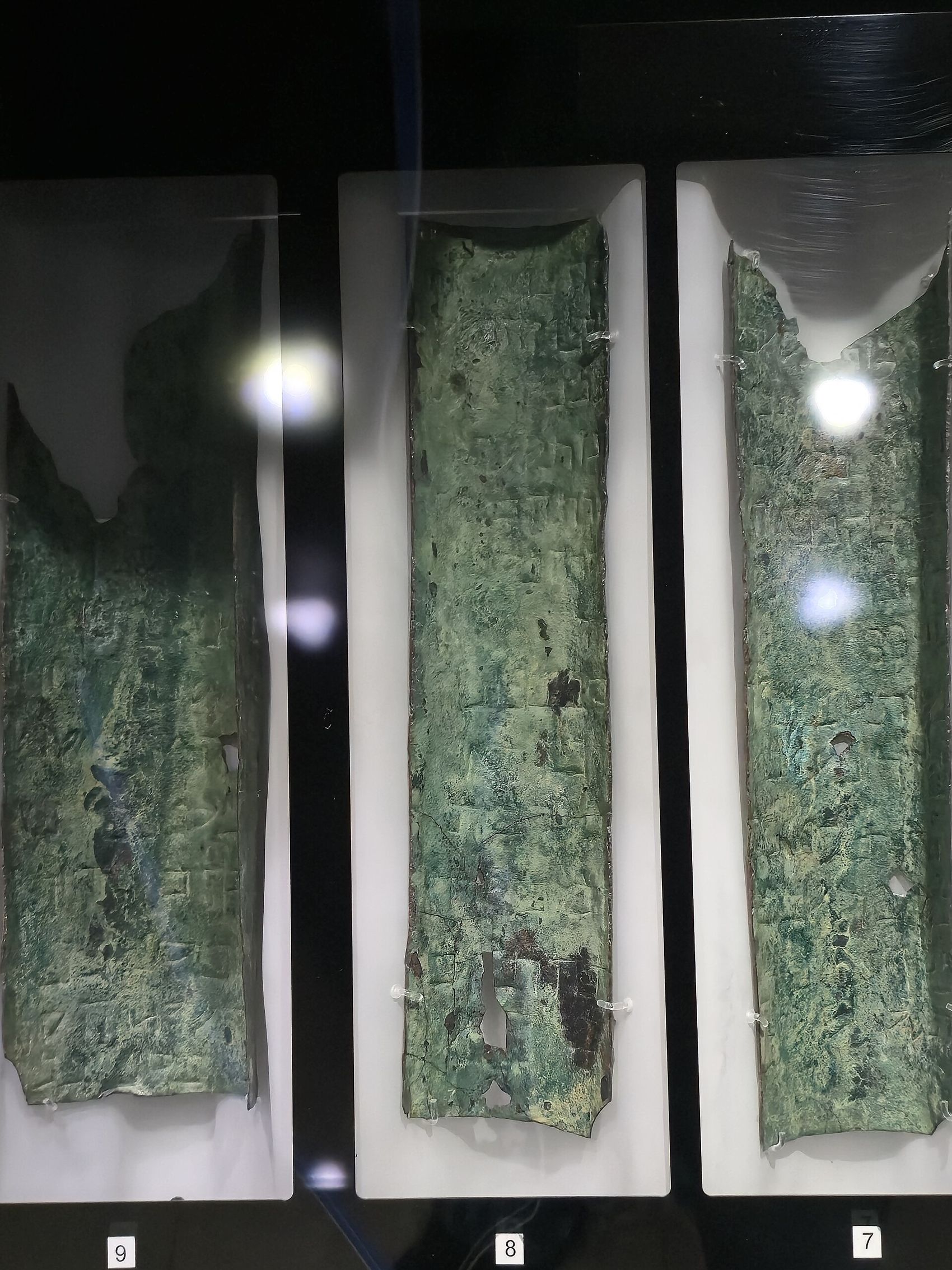 銅の巻物の断片に打刻された文字の拡大