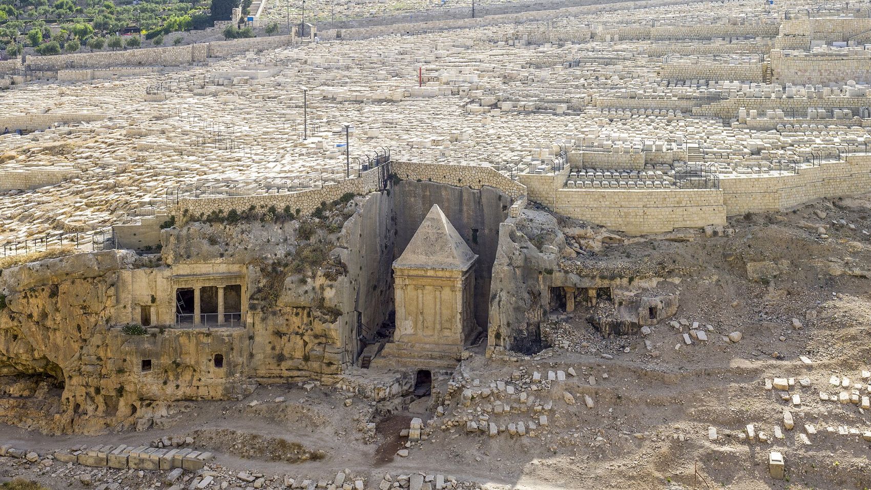 キドロン谷に並ぶ古代の岩窟墓