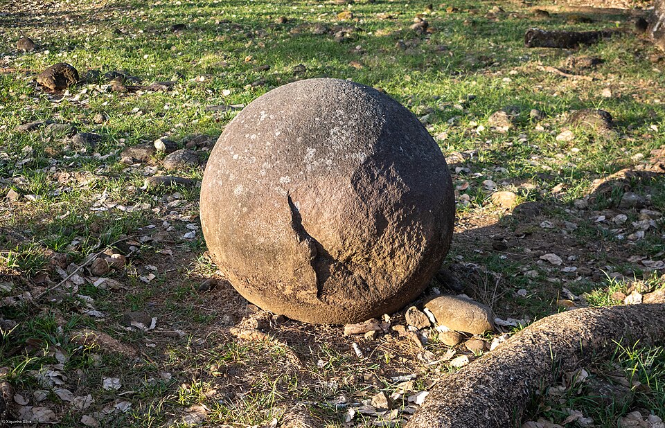 草地に置かれた石球。表面に大きな割れ目が走る