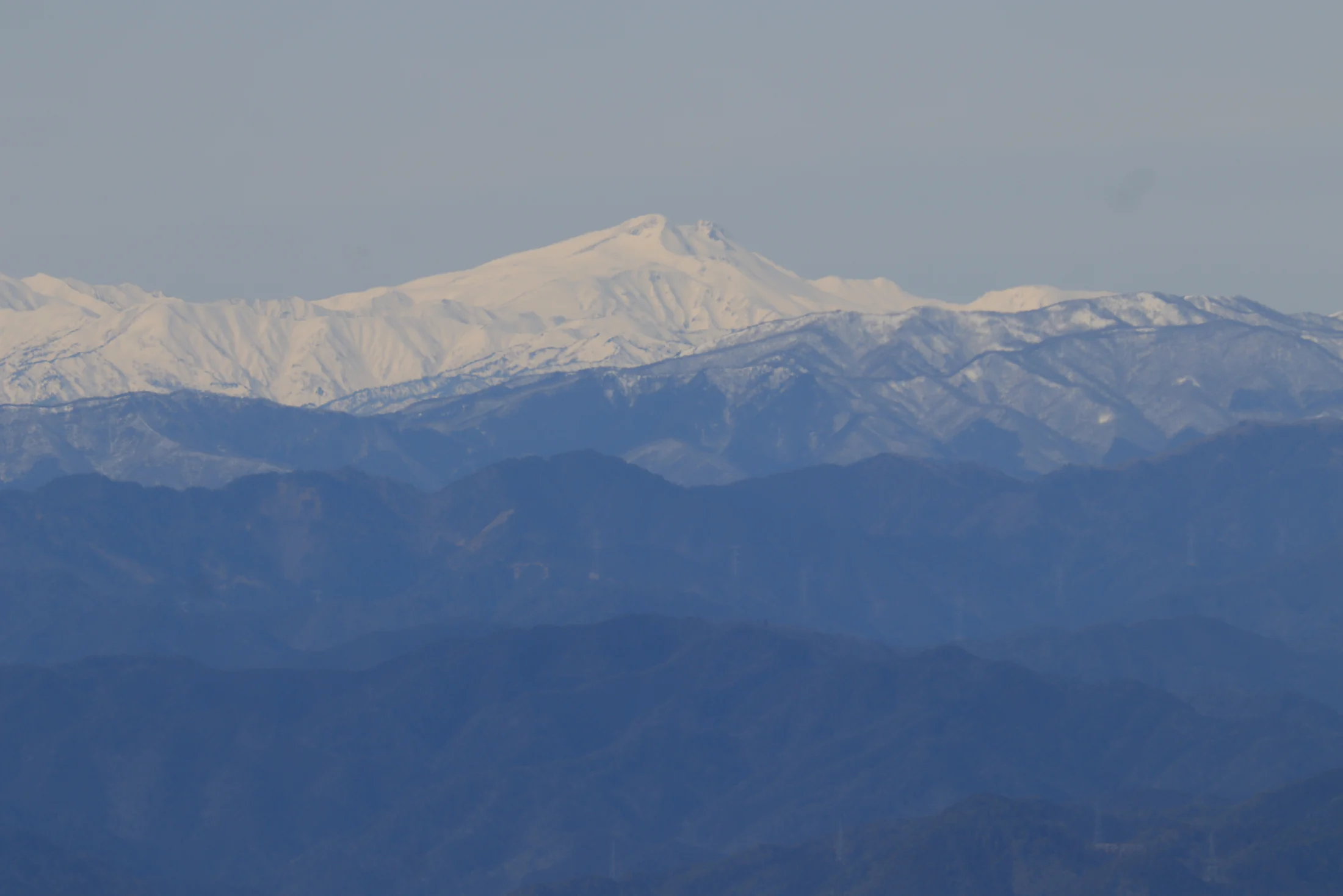 遠くに雪を頂く白山の山並み
