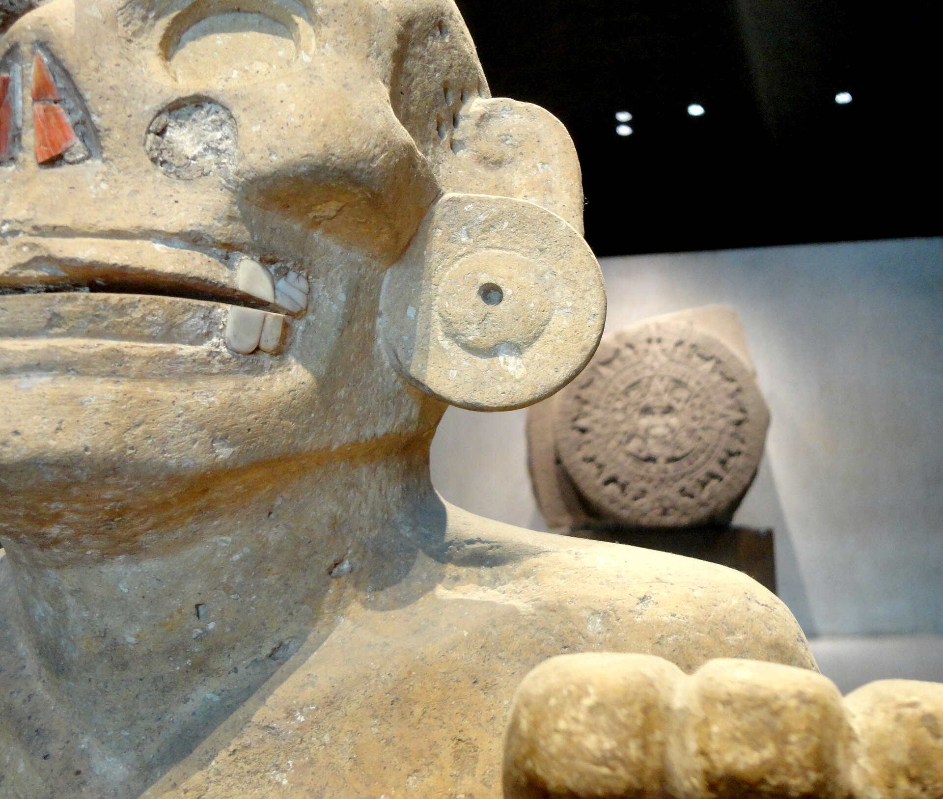 メキシコ国立人類学博物館メシカ展示室の石像と太陽の石
