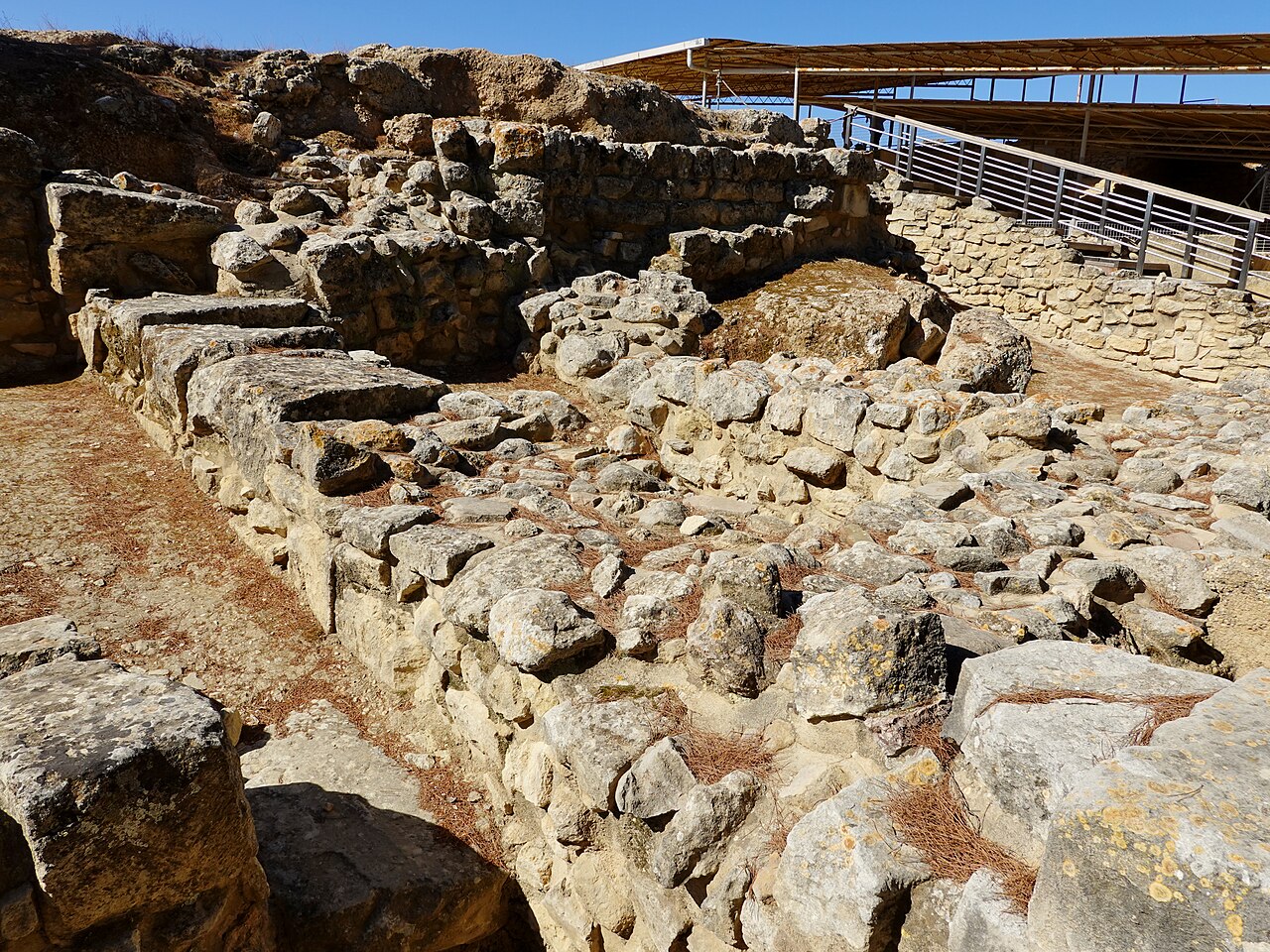 円盤の出土地点付近の石積み