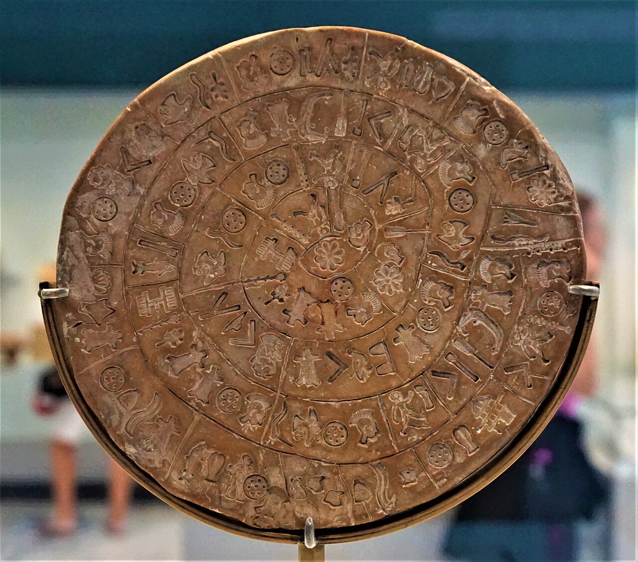 イラクリオン考古学博物館に展示されたファイストスの円盤