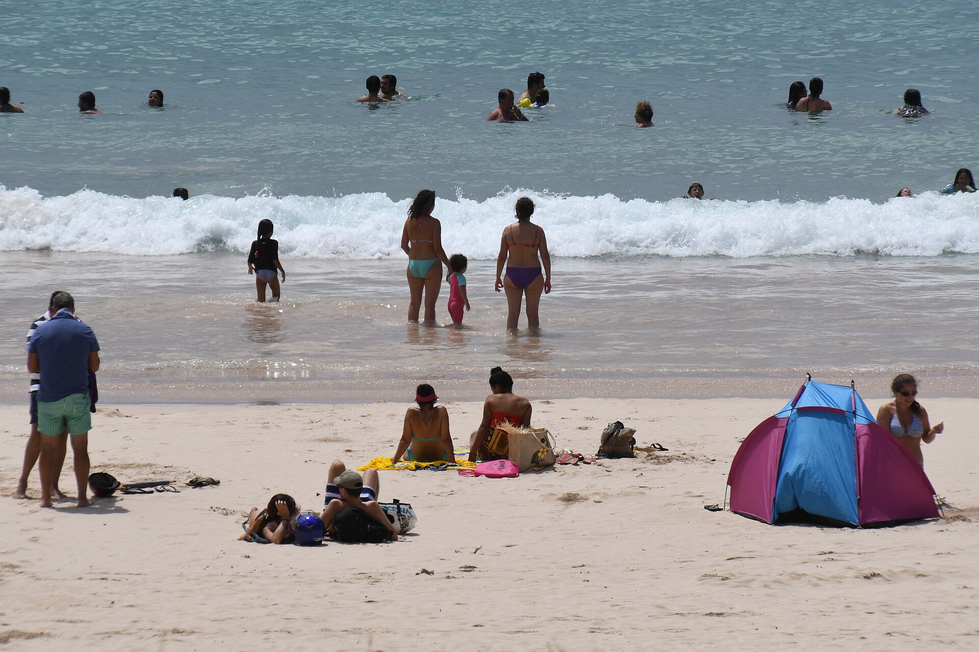 アナケナ浜に立つモアイ像の列と白い砂浜、青い海