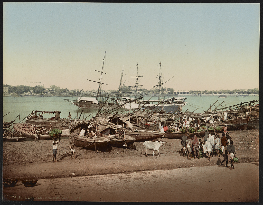 1890年代カルカッタ、フーグリー川の舟と帆船のカラー写真
