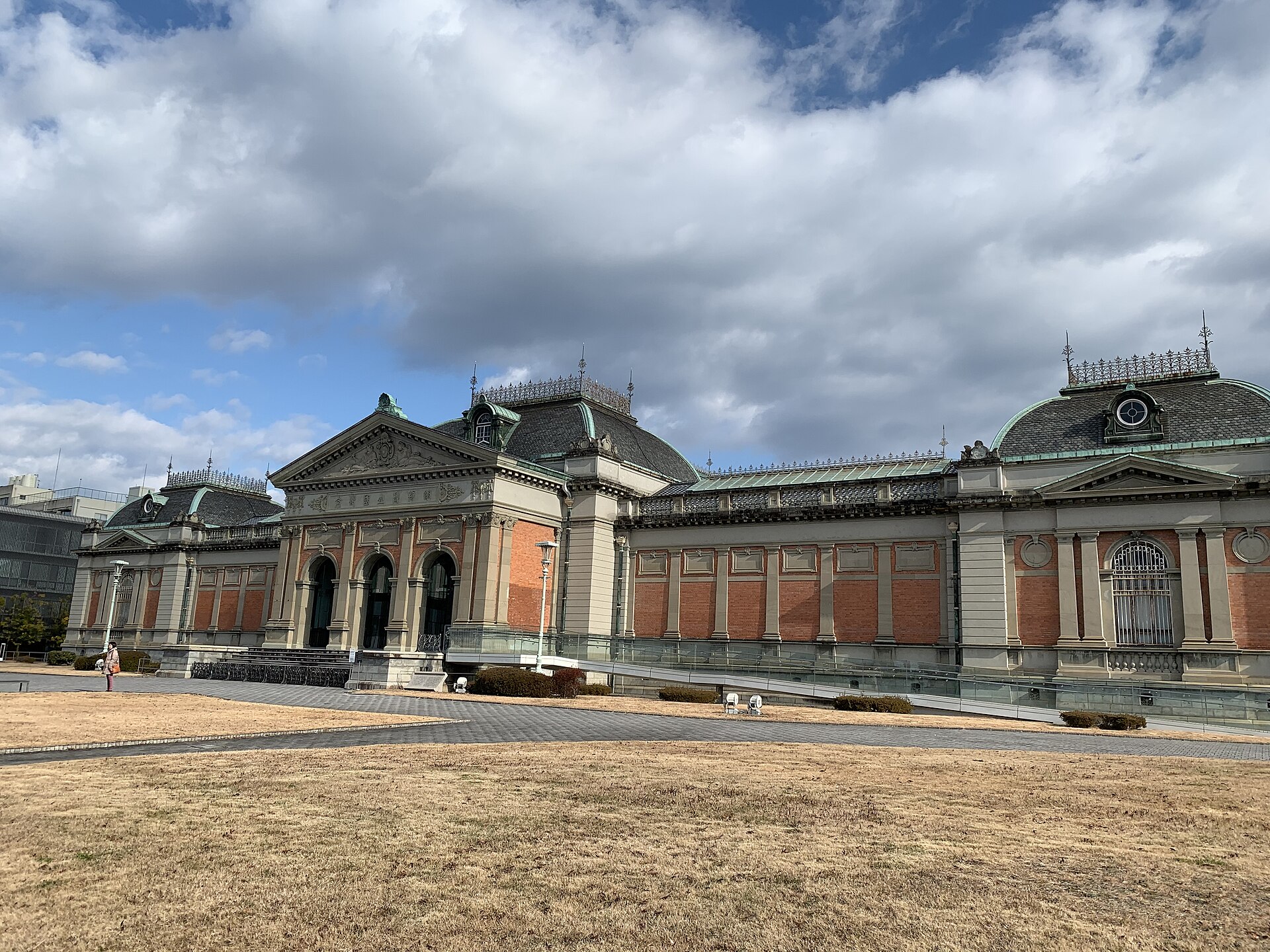 京都国立博物館の明治古都館。煉瓦と石の洋館が芝生の広場の向こうに横長に立つ