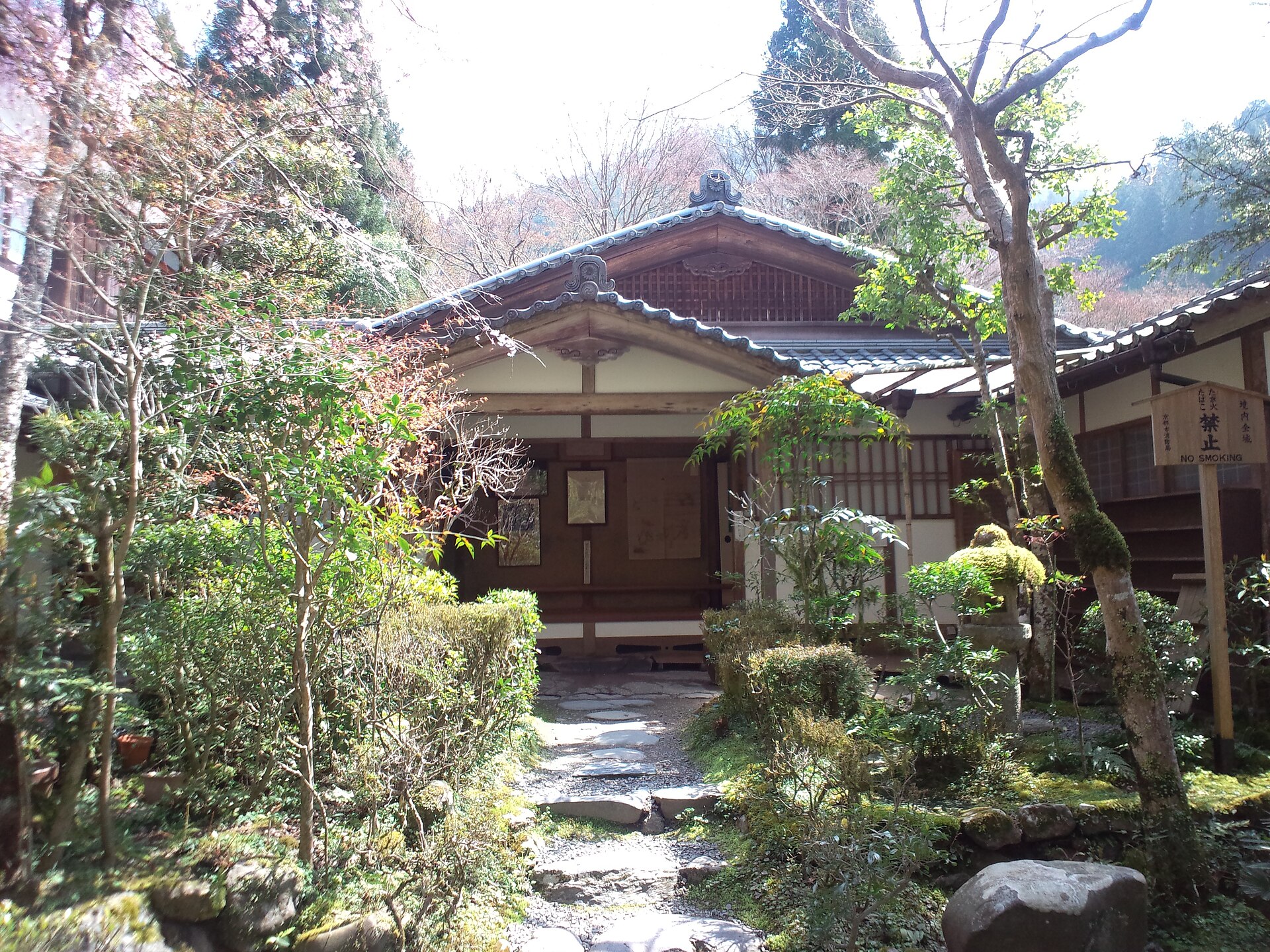 石水院の書院。飛び石が伸び、木立と庭に囲まれた木造の建物