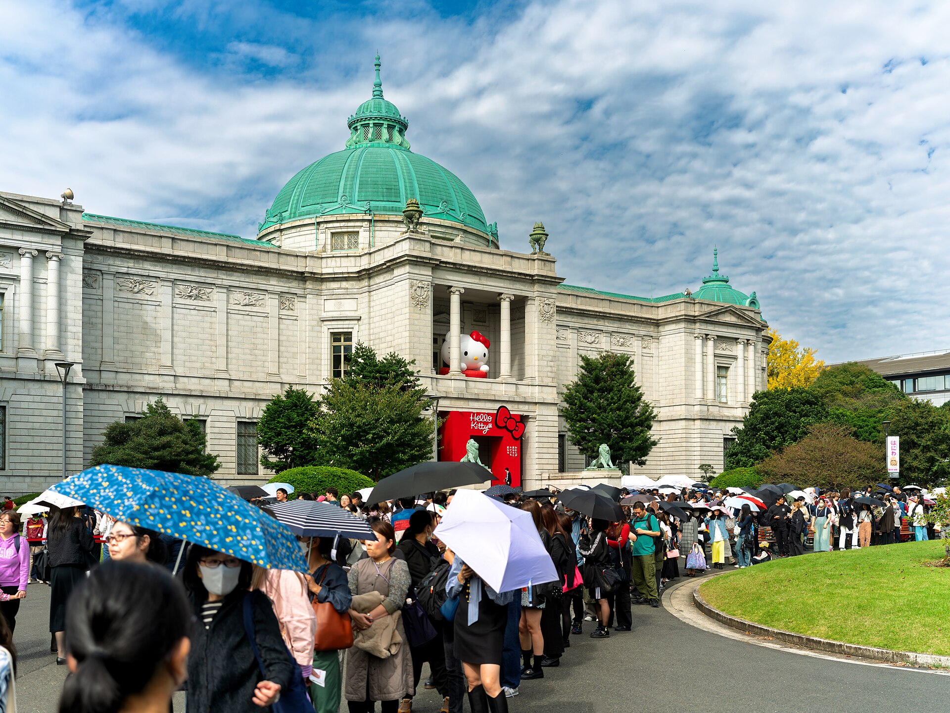 東京国立博物館の構内にできた長い入館待ちの列。奥は緑のドームの表慶館
