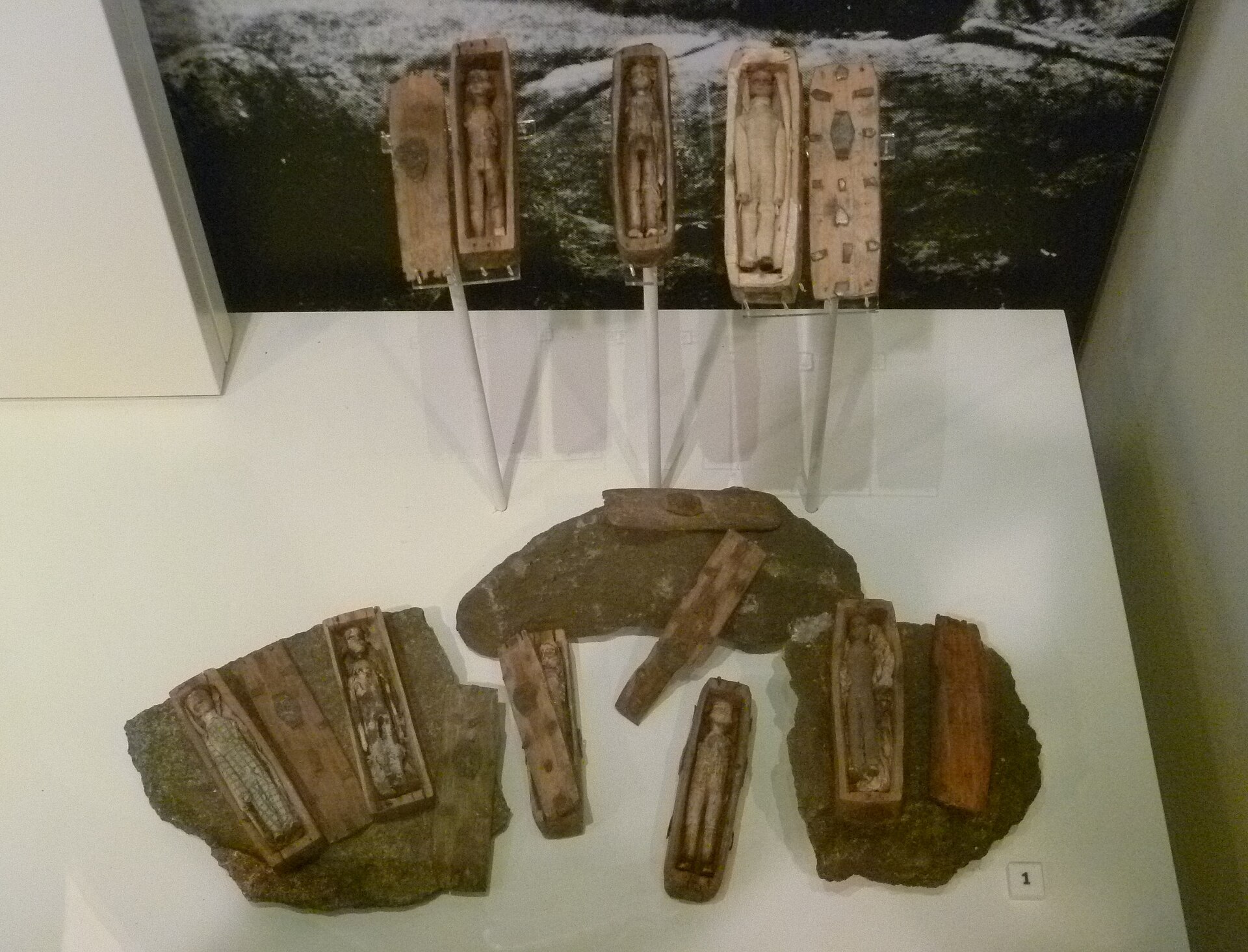 現存する8個の小棺を並べた博物館の展示。上段の3個と下段の5個は、1836年の発見時の配置を示すものではない。