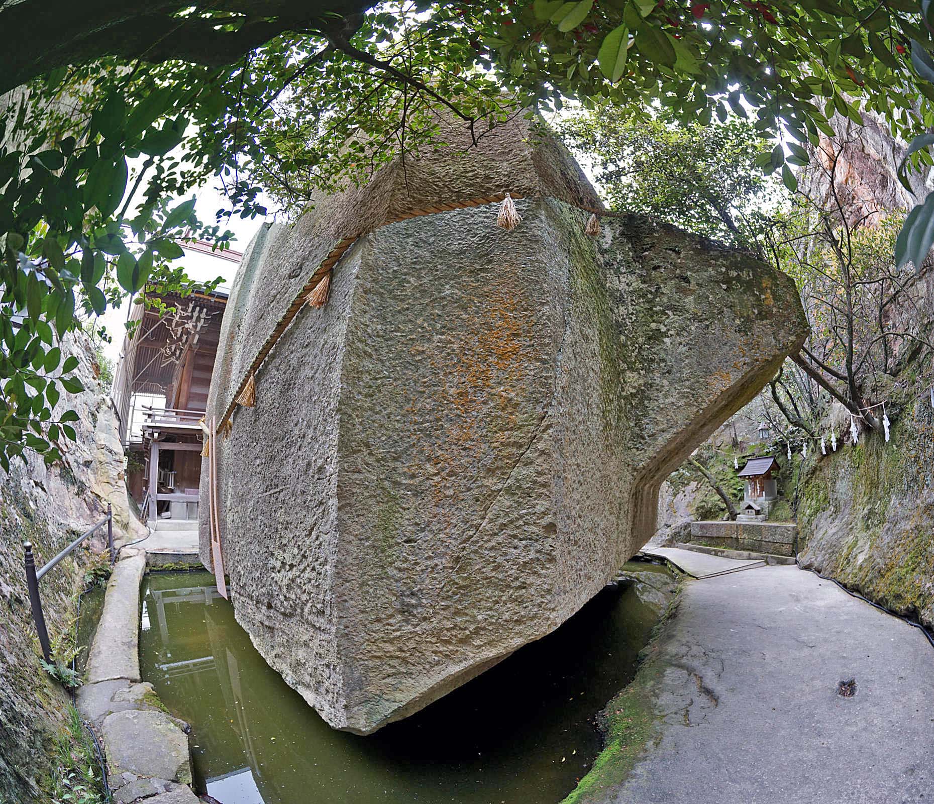 石の宝殿の張り出した部分と水面。下の支えが見えにくく、石が浮かぶように感じられる角度である。