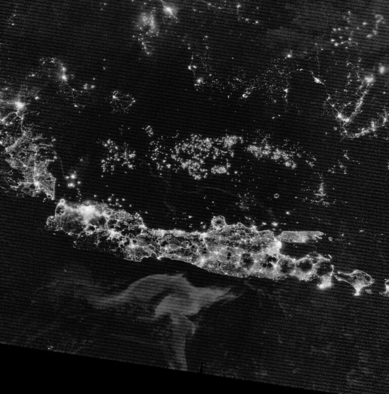 乳白の海ミルキーシー｜夜の海が白く光り続けた。船乗りの怪談を衛星が捉えるまで
