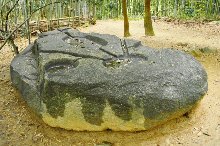 酒船石|溝には何を流したのか。飛鳥の丘と亀形水槽に残る、女帝の水の謎